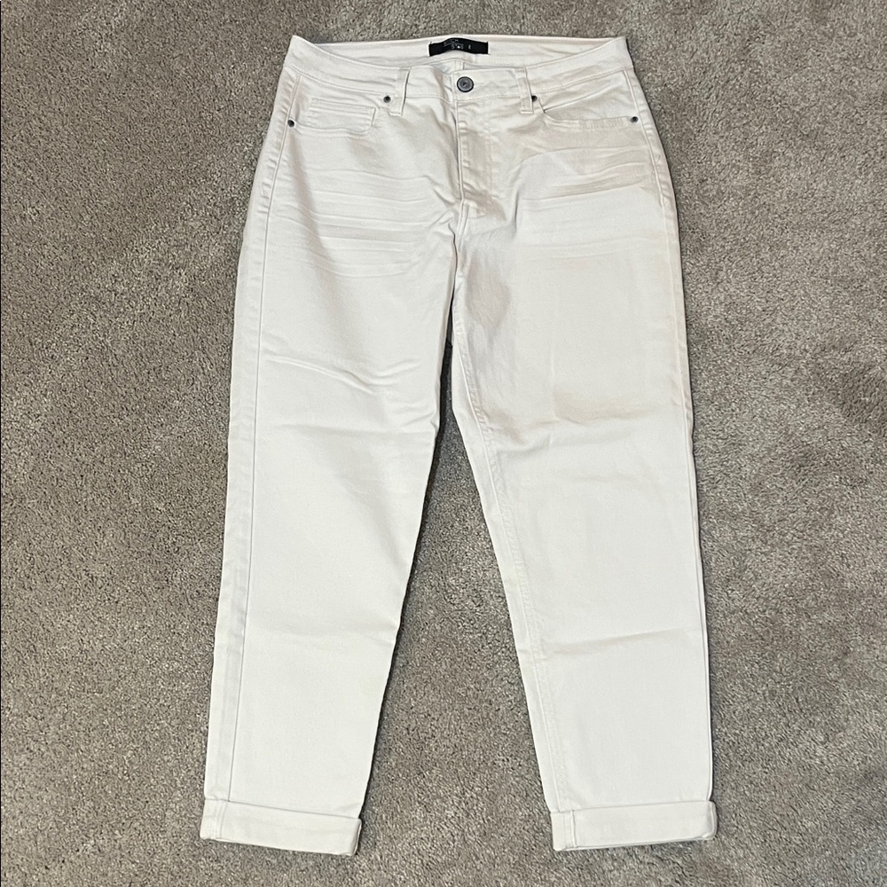 Stylish Women's Cropped Jeans in Cream